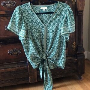 Max Studio Green Patterned Tie Up Short Flutter Sleeve Blouse. Size Large.